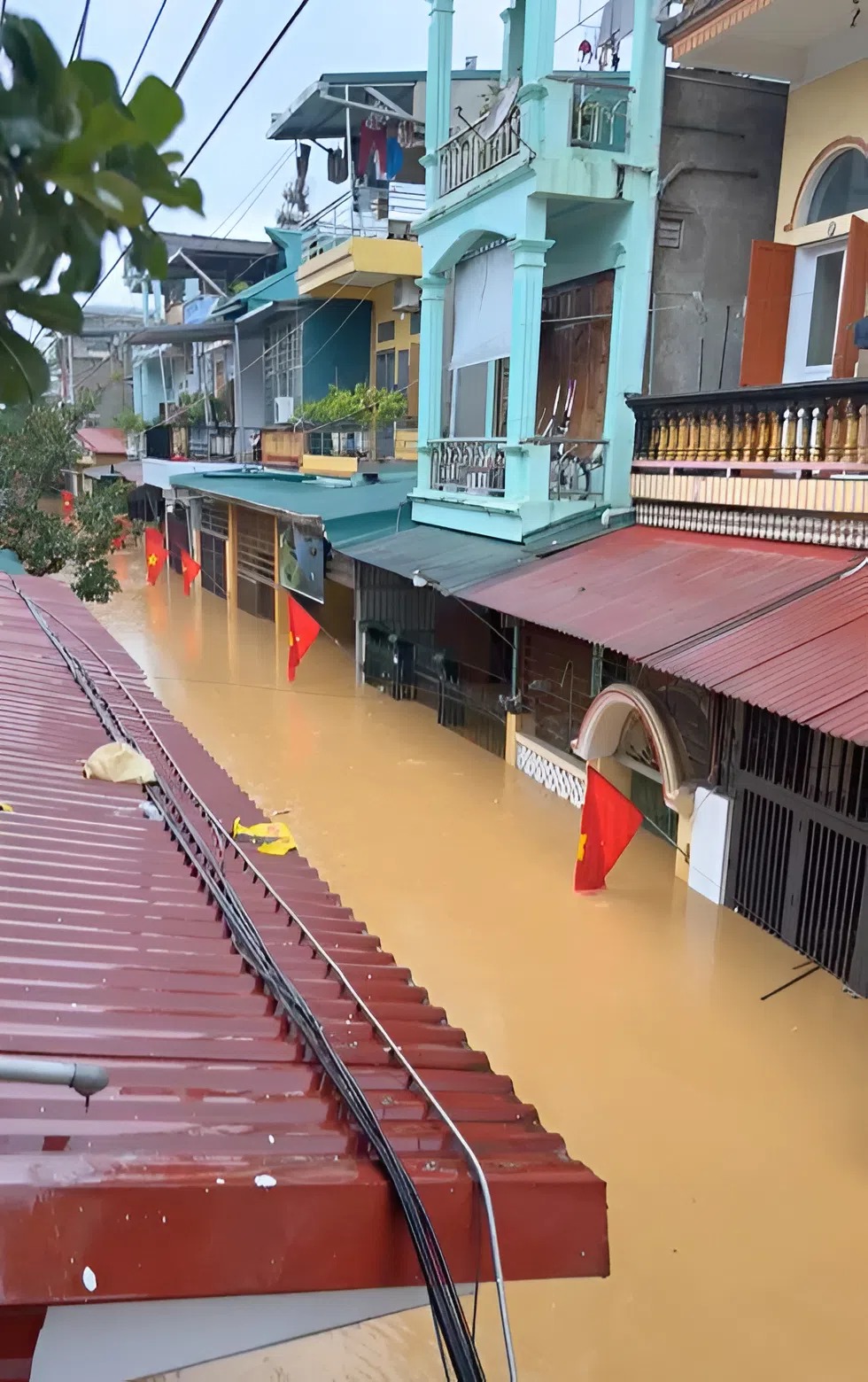 Cảnh tượng thắt lòng trong đợt ngập lụt nghiêm trọng nhất năm 2025 do bão số 10 Bualoi- Ảnh 5.