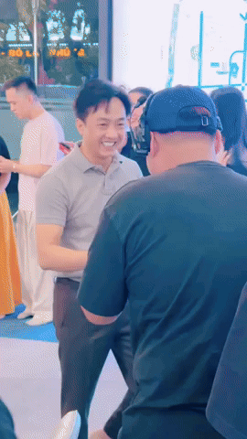 Cường Đô La không nói mình giàu, Cường Đô La chỉ đem “cả lố” iPhone 17 Pro Max gặp là tặng!- Ảnh 7.