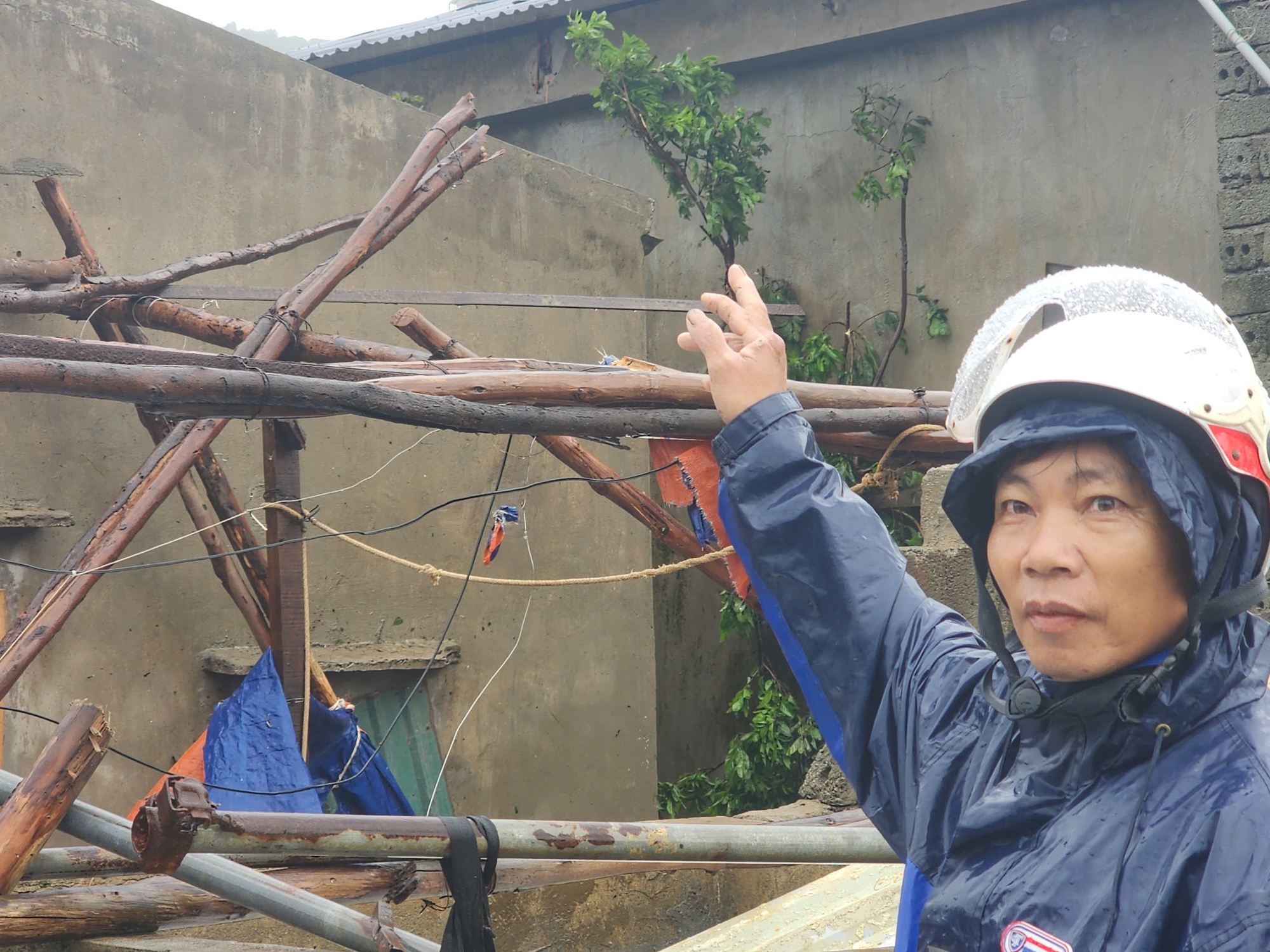 Cảnh tượng thắt lòng trong đợt ngập lụt nghiêm trọng nhất năm 2025 do bão số 10 Bualoi- Ảnh 28.