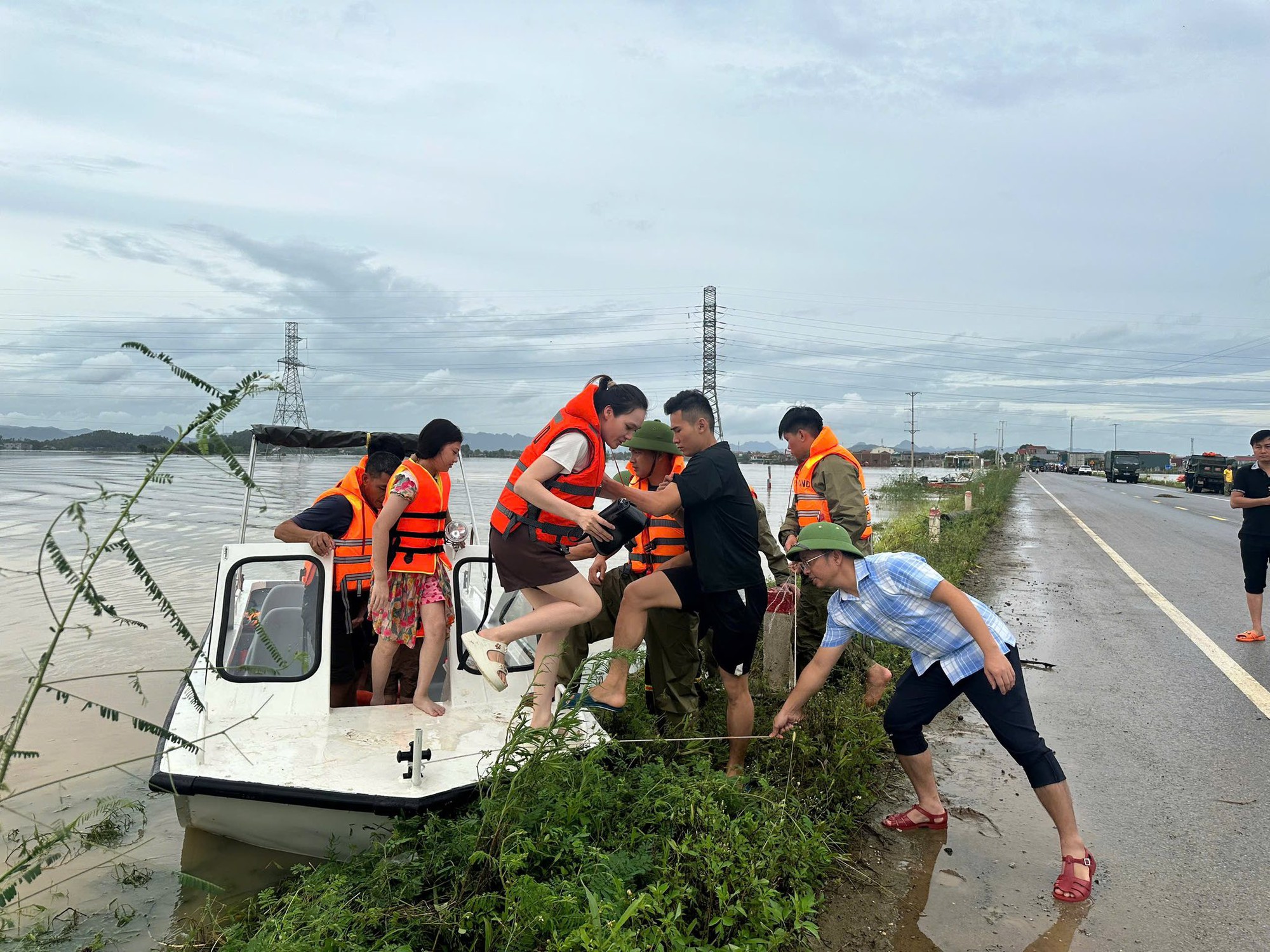 Cảnh tượng thắt lòng trong đợt ngập lụt nghiêm trọng nhất năm 2025 do bão số 10 Bualoi- Ảnh 27.
