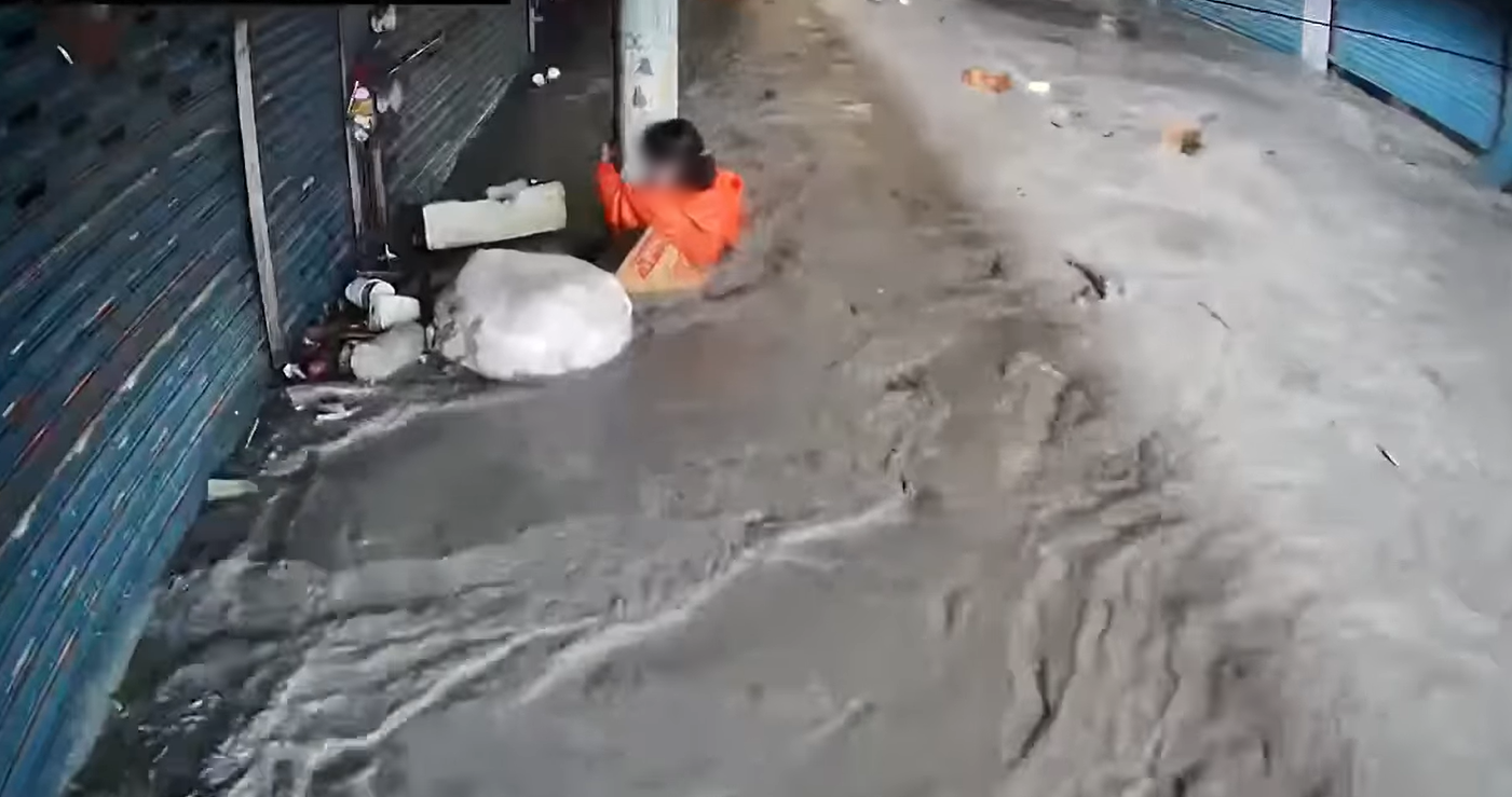 Clip kinh hoàng trong siêu bão Ragasa: Dòng bùn cuồn cuộn đổ ập khiến cả thị trấn chìm trong biển nước, người dân bám cột điện cầu cứu- Ảnh 5.