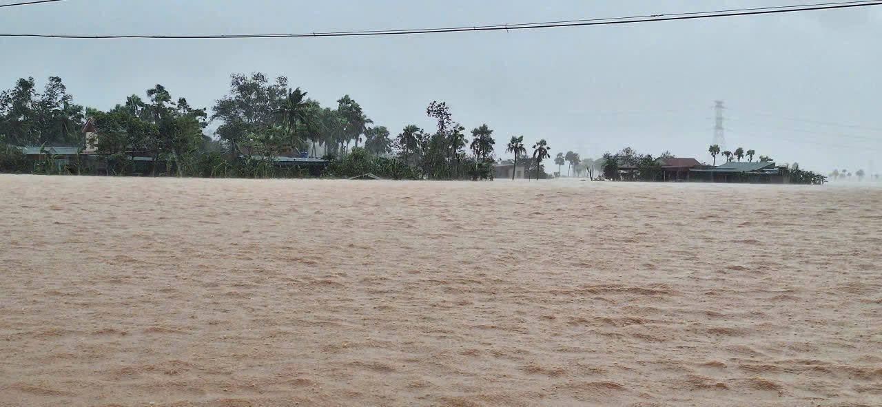 Cảnh tượng thắt lòng trong đợt ngập lụt nghiêm trọng nhất năm 2025 do bão số 10 Bualoi- Ảnh 25.