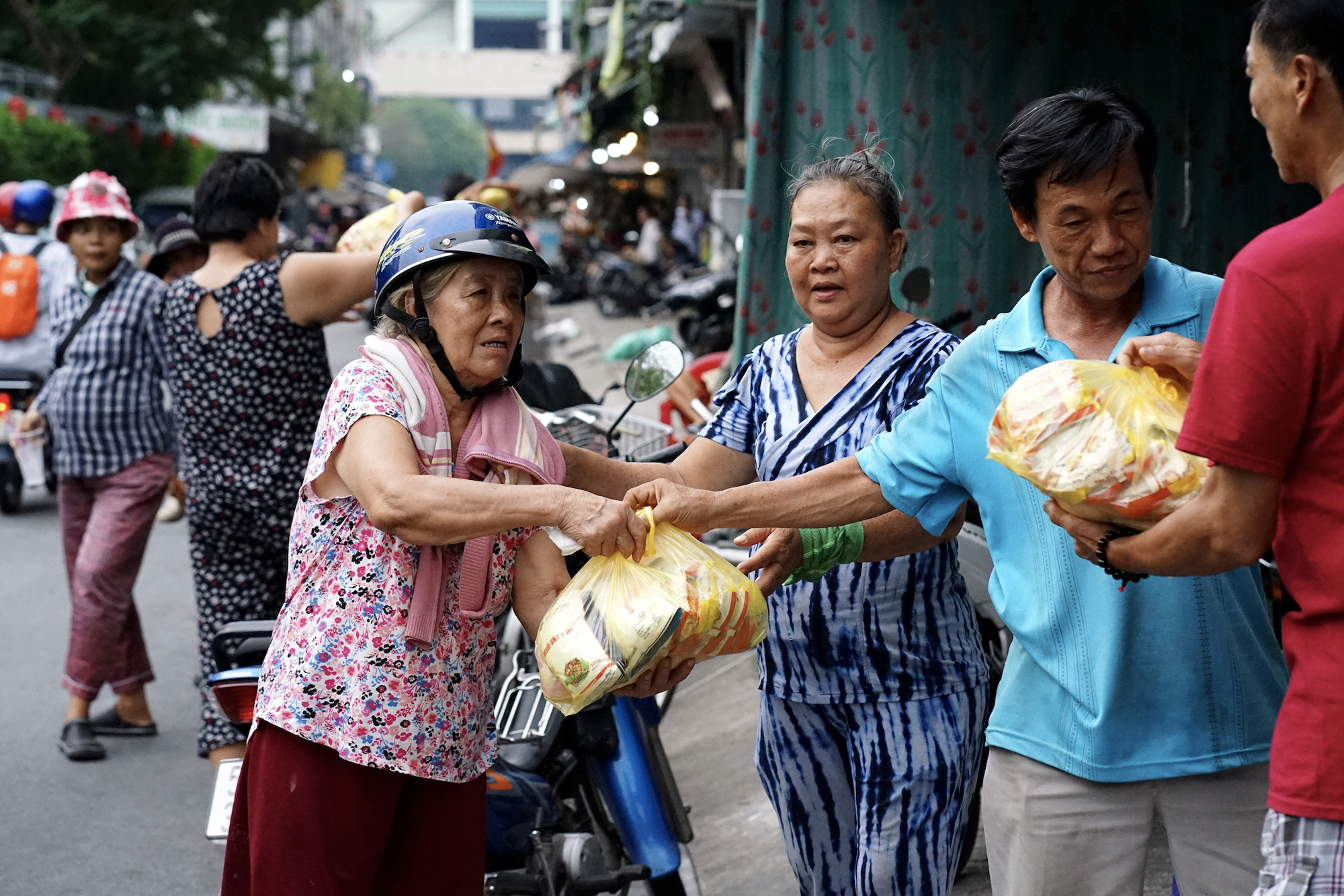 Cảnh tượng khó tin khi hàng trăm thanh niên vác vợt, gậy.... ùa ra giữa đường ở Chợ Lớn- Ảnh 10.