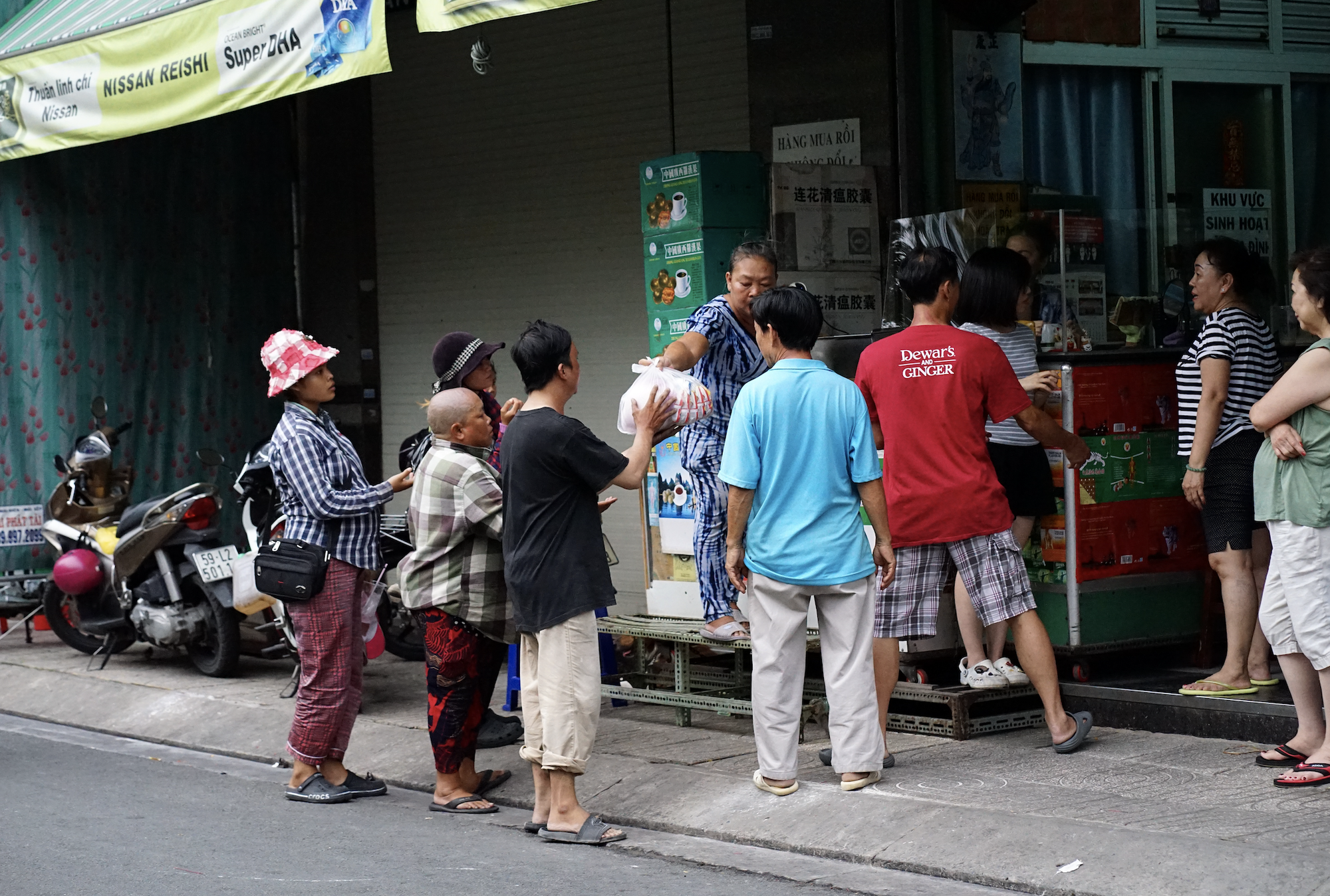 Cảnh tượng khó tin khi hàng trăm thanh niên vác vợt, gậy.... ùa ra giữa đường ở Chợ Lớn- Ảnh 8.