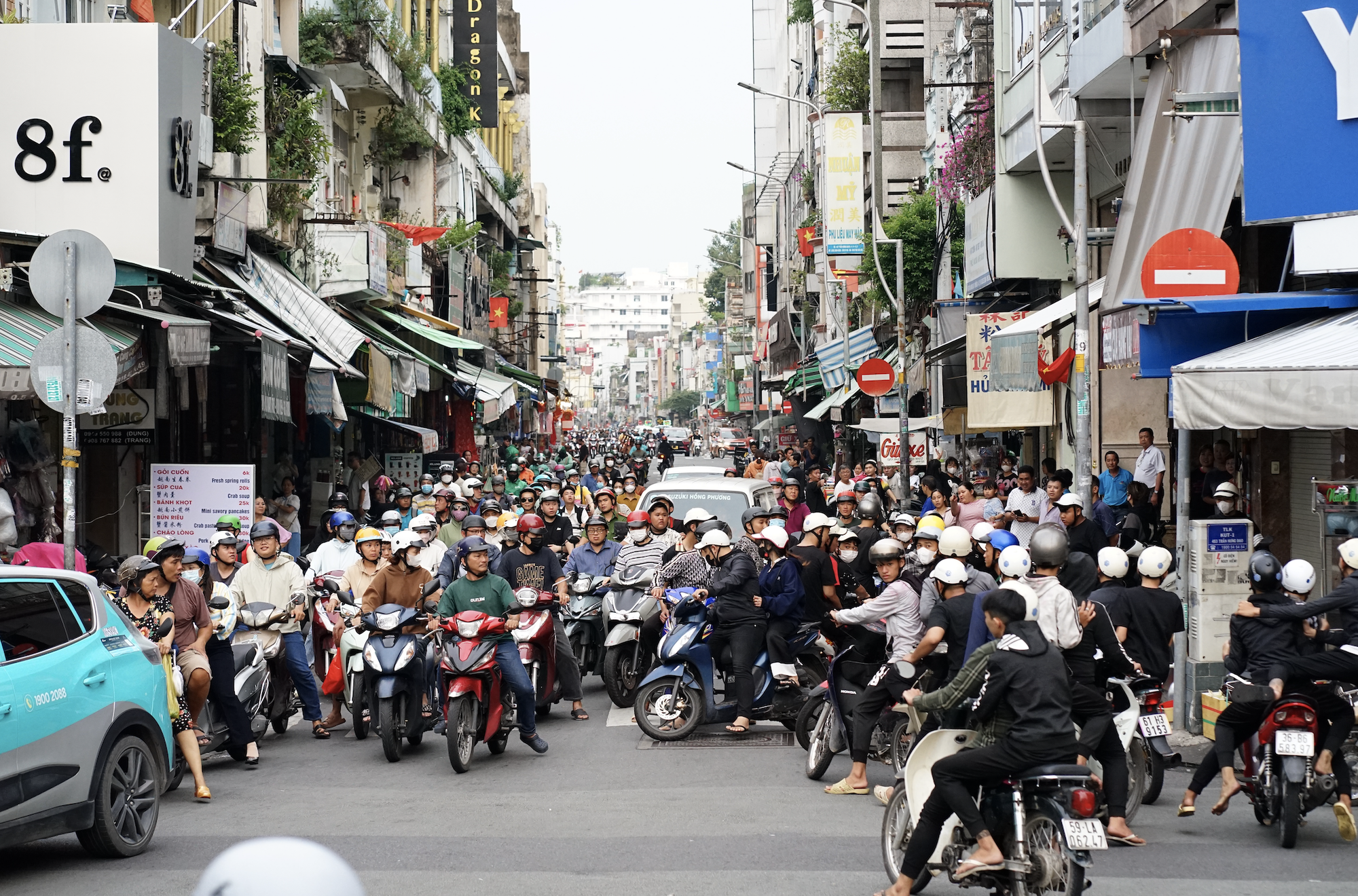 Cảnh tượng khó tin khi hàng trăm thanh niên vác vợt, gậy.... ùa ra giữa đường ở Chợ Lớn- Ảnh 6.
