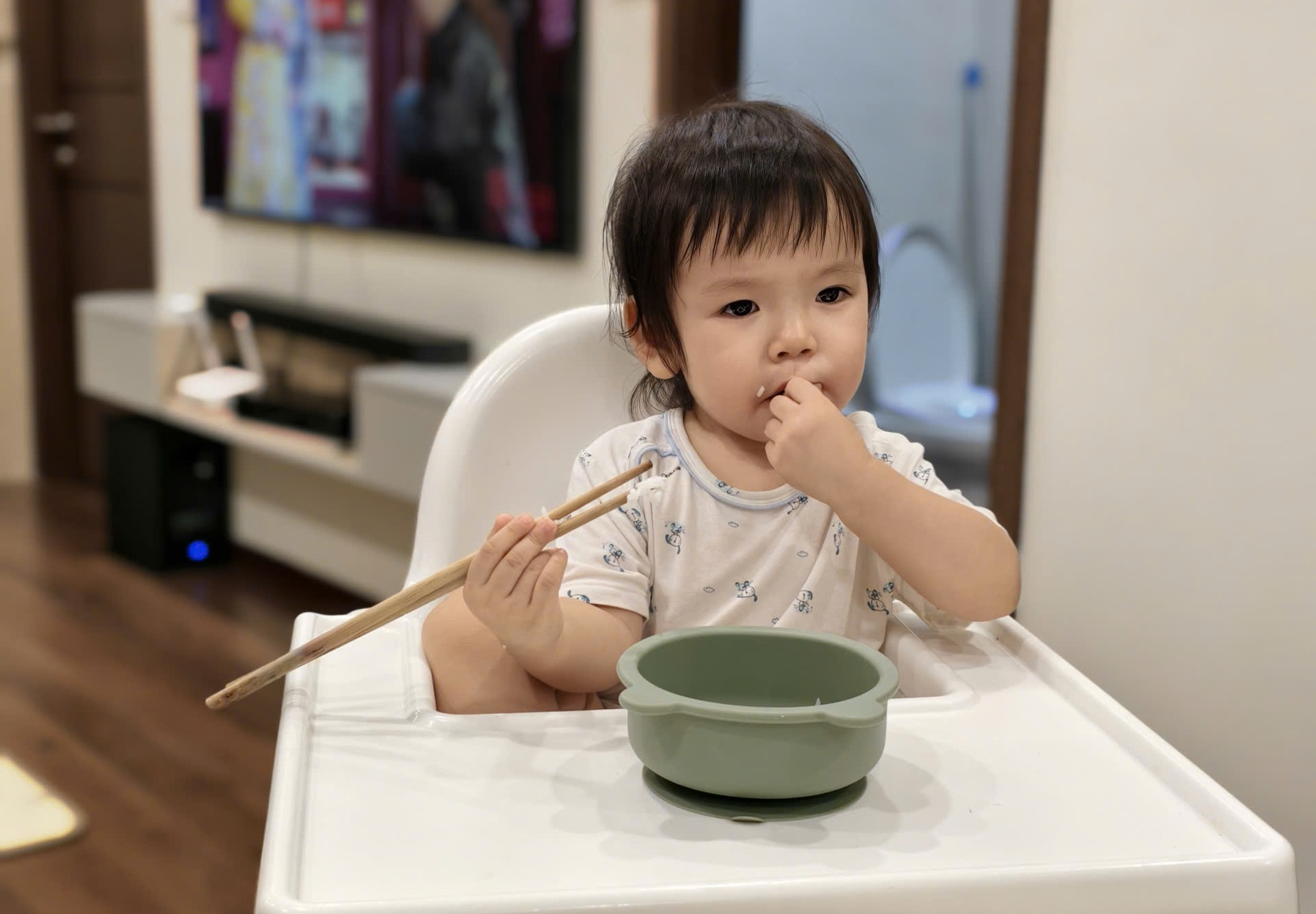 Trẻ biếng ăn, có nên cho uống sữa thay cơm không?- Ảnh 1.