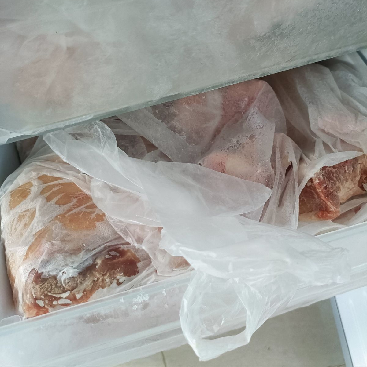 Thịt nên để trong ngăn đông tủ lạnh bao lâu? Lấy ra rã đông rồi lại cất vào nhiều lần có nên tiếp tục ăn?- Ảnh 1.