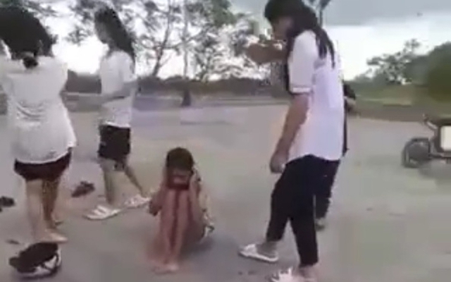 Đọc vụ nam sinh giật tóc cô giáo và Thông tư 19 của Bộ GD-ĐT, tôi toát mồ hôi: Nhân văn, nhưng có công bằng?- Ảnh 2.