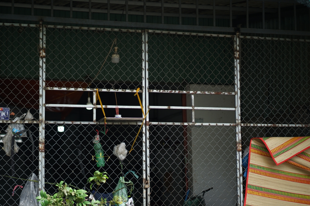 Vụ 2 vợ chồng tử vong trước cửa ở TP.HCM: Người dân bàng hoàng dọn đi trong đêm, hé lộ nỗi sợ hãi từng được người vợ tâm sự trước bi kịch- Ảnh 3.