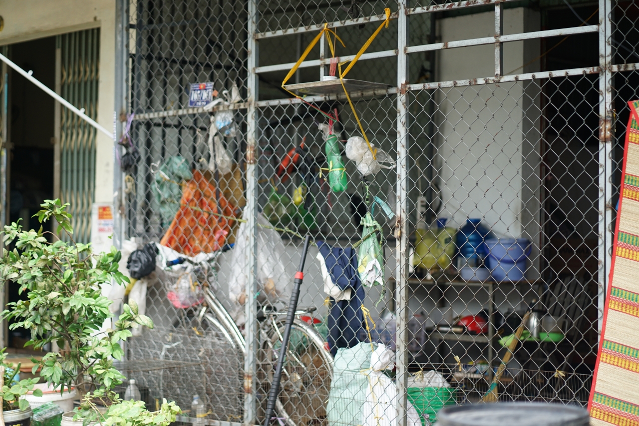 Vụ 2 vợ chồng tử vong trước cửa ở TP.HCM: Người dân bàng hoàng dọn đi trong đêm, hé lộ nỗi sợ hãi từng được người vợ tâm sự trước bi kịch- Ảnh 6.