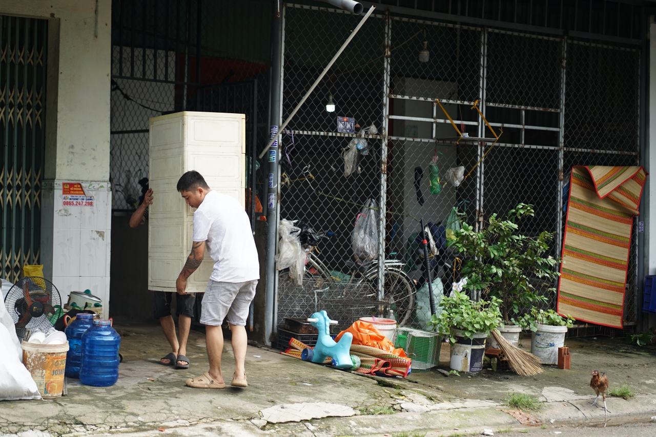 Vụ 2 vợ chồng tử vong trước cửa ở TP.HCM: Người dân bàng hoàng dọn đi trong đêm, hé lộ nỗi sợ hãi từng được người vợ tâm sự trước bi kịch- Ảnh 7.