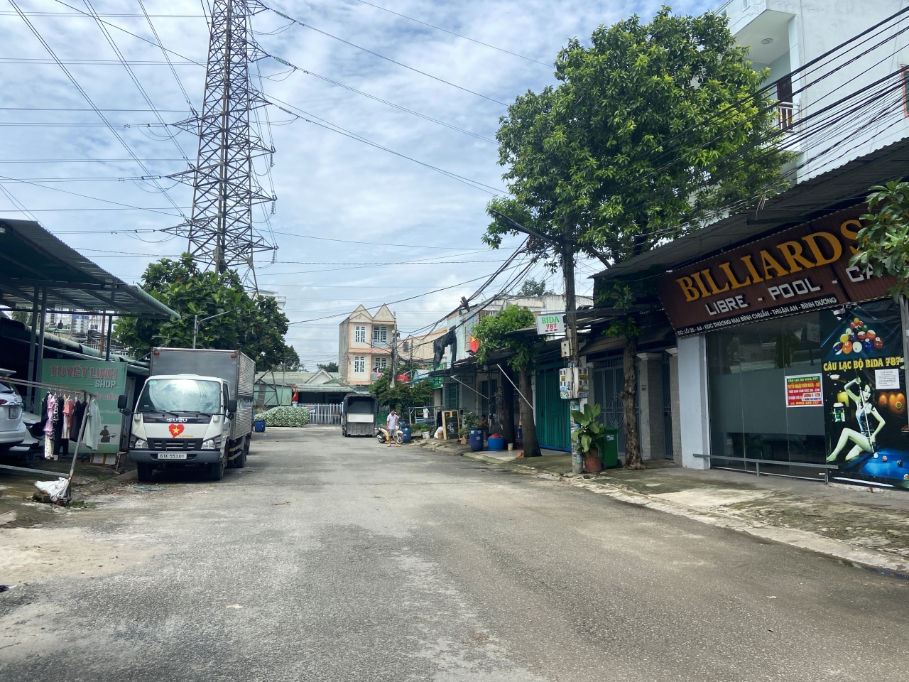 Vụ 2 vợ chồng tử vong trước cửa ở TP.HCM: Người dân bàng hoàng dọn đi trong đêm, hé lộ nỗi sợ hãi từng được người vợ tâm sự trước bi kịch- Ảnh 1.