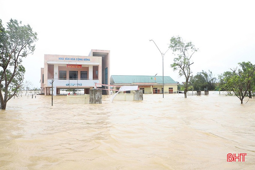 Cảnh tượng thắt lòng trong đợt ngập lụt nghiêm trọng nhất năm 2025 do bão số 10 Bualoi- Ảnh 31.