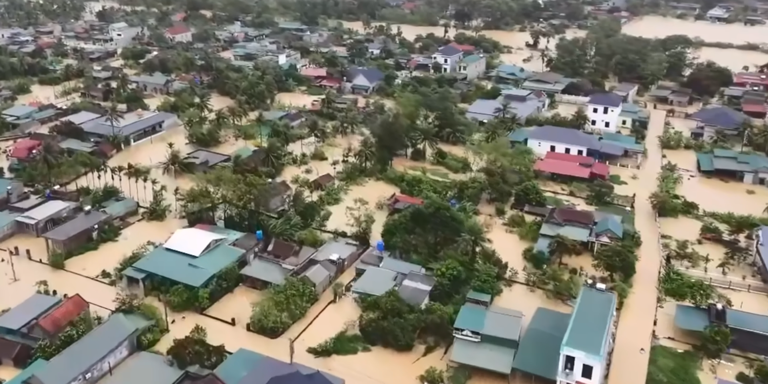 Cảnh tượng thắt lòng trong đợt ngập lụt nghiêm trọng nhất năm 2025 do bão số 10 Bualoi- Ảnh 26.