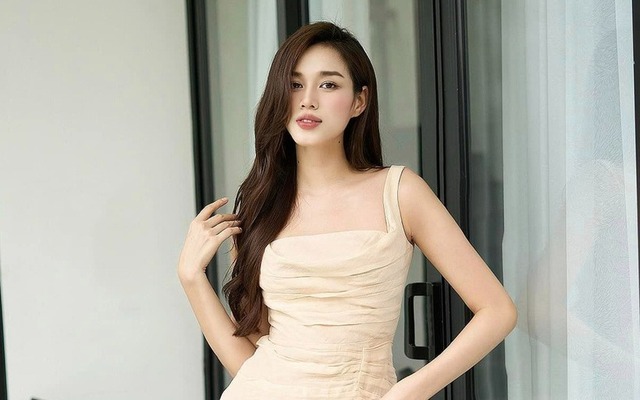 Bức ảnh bé gái đeo khăn quàng đỏ gây sốt: Giờ là Hoa hậu học giỏi, sở hữu đôi chân đẹp nhất showbiz Việt- Ảnh 2.