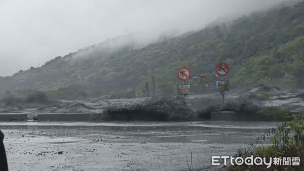 Clip kinh hoàng trong siêu bão Ragasa: Dòng bùn cuồn cuộn đổ ập khiến cả thị trấn chìm trong biển nước, người dân bám cột điện cầu cứu- Ảnh 4.