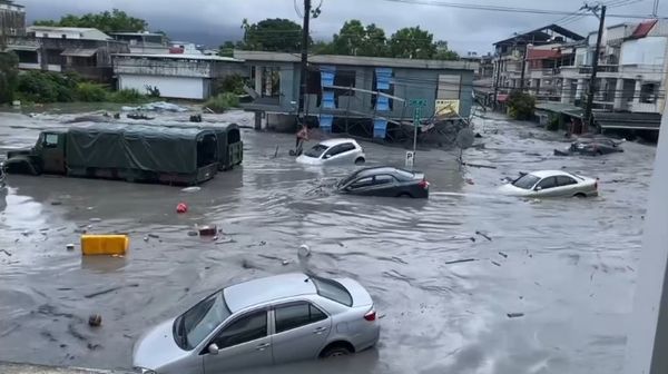 Clip kinh hoàng trong siêu bão Ragasa: Dòng bùn cuồn cuộn đổ ập khiến cả thị trấn chìm trong biển nước, người dân bám cột điện cầu cứu- Ảnh 1.