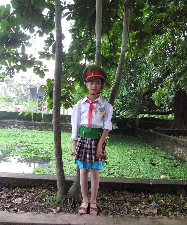 Bức ảnh bé gái đeo khăn quàng đỏ gây sốt: Giờ là Hoa hậu học giỏi, sở hữu đôi chân đẹp nhất showbiz Việt- Ảnh 1.