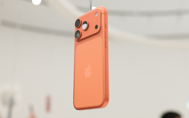 Trên tay iPhone 17 Pro Max tại Mỹ: Camera nâng cấp lớn, bộ ba chip mới A19 Pro + N1 + C1X, pin trâu nhất lịch sử nhưng phải đánh đổi dày và nặng hơn, giá tại Việt Nam cũng cao hơn- Ảnh 1.