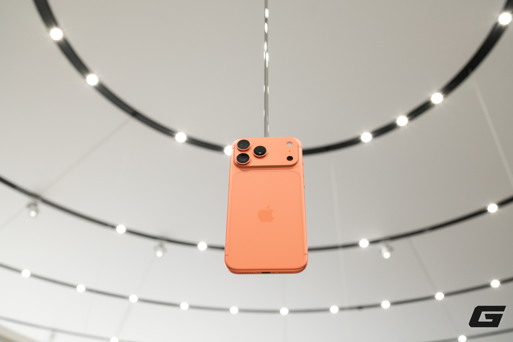 Trên tay iPhone 17 Pro Max tại Mỹ: Camera nâng cấp lớn, bộ ba chip mới A19 Pro + N1 + C1X, pin trâu nhất lịch sử nhưng phải đánh đổi dày và nặng hơn, giá tại Việt Nam cũng cao hơn- Ảnh 2.