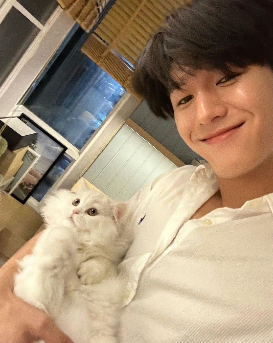 Tân sinh viên lái BMW giá 3 tỷ trong ngày đầu đi học, nhìn xuống chân thấy một thứ 