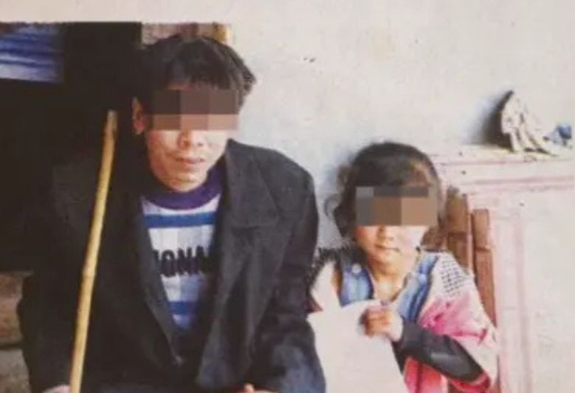 12 năm sau khi bức ảnh ăn xin cùng cha lan truyền, cuộc đời cô bé này thay đổi choáng váng: 