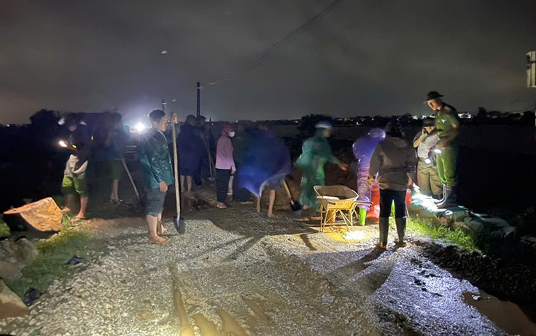 Cảnh tượng thắt lòng trong đợt ngập lụt nghiêm trọng nhất năm 2025 do bão số 10 Bualoi- Ảnh 33.