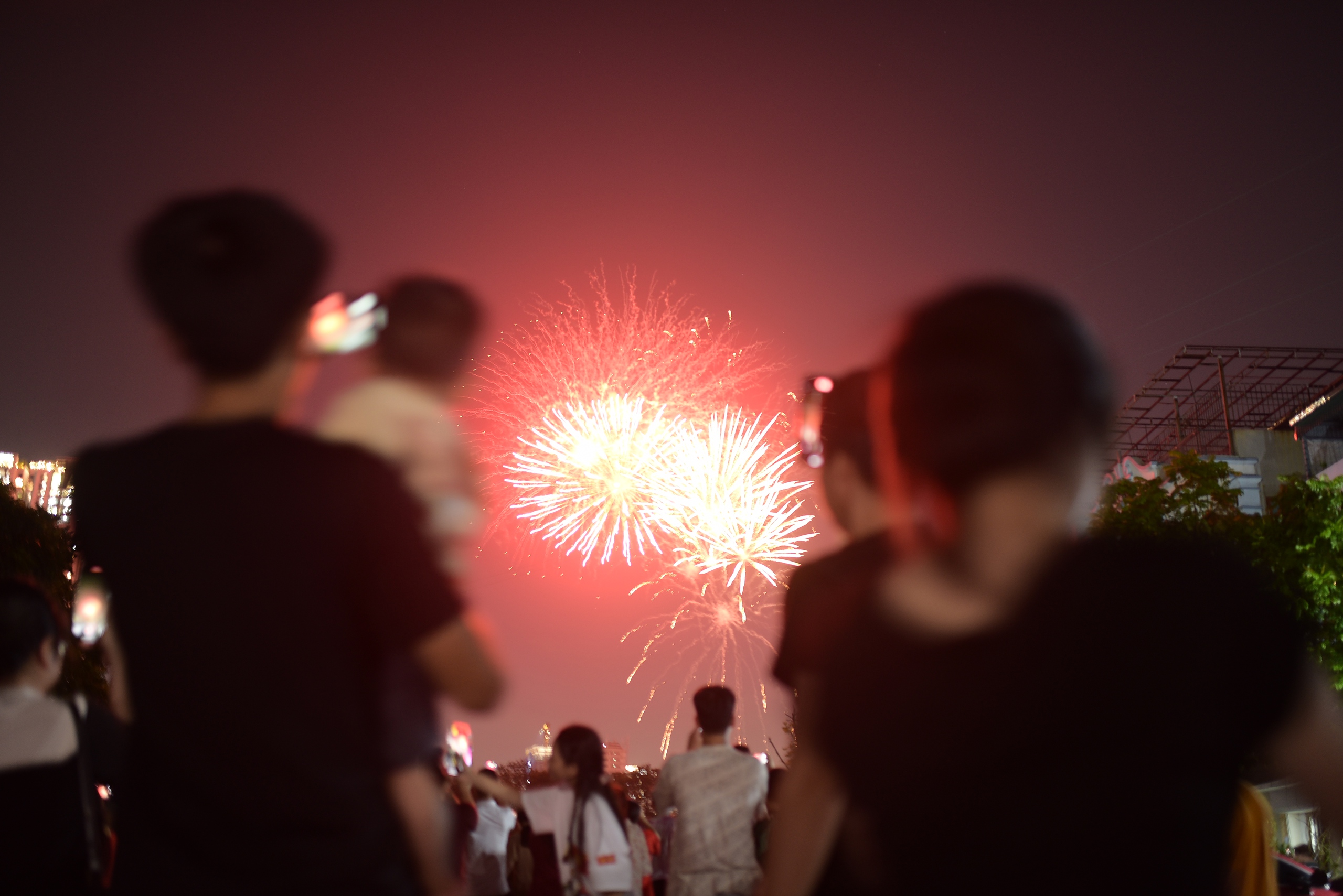 Pháo hoa rực sáng trên bầu trời Hà Nội tối 2/9, người dân đổ xô ra đường ngắm nhìn- Ảnh 23.