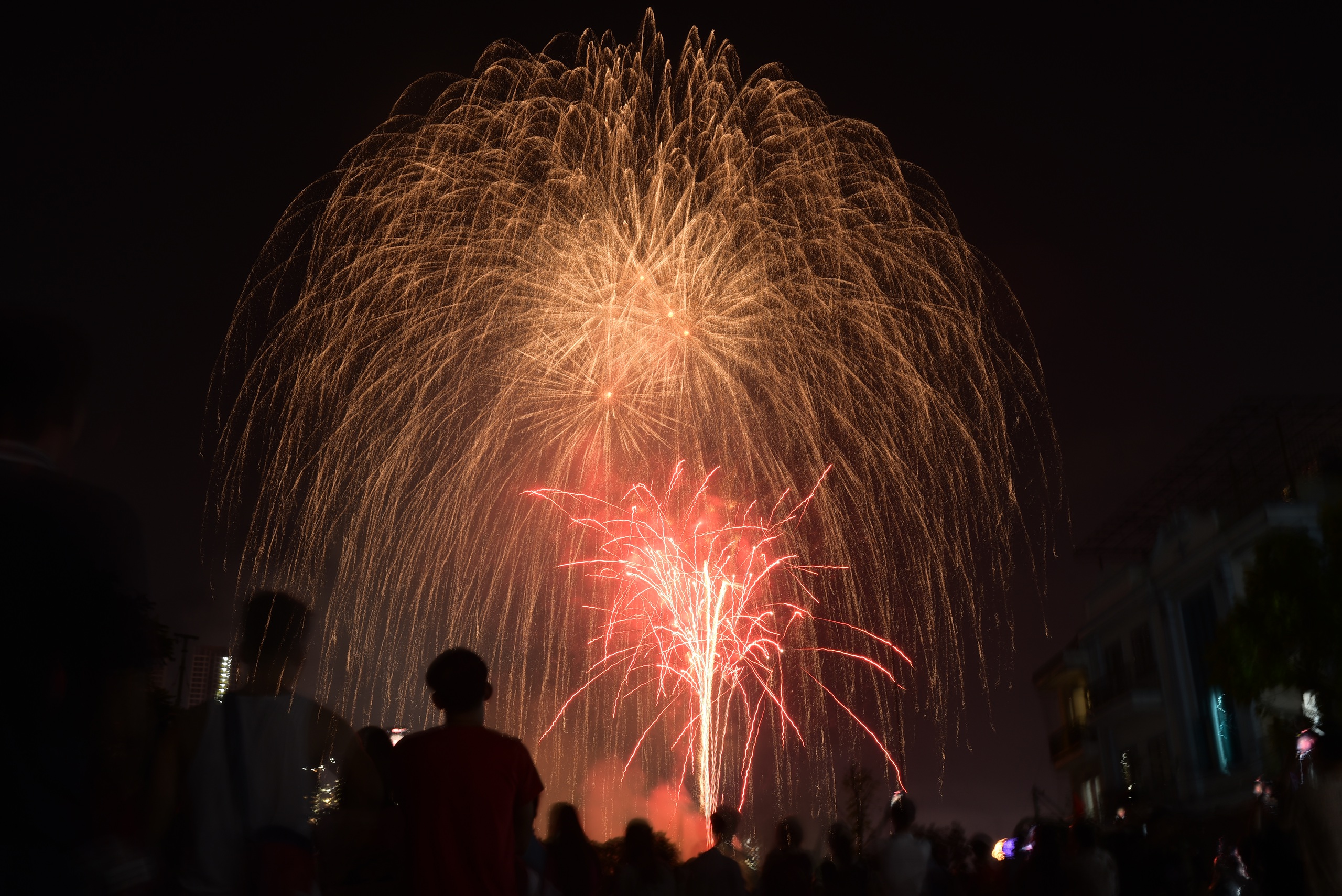 Pháo hoa rực sáng trên bầu trời Hà Nội tối 2/9, người dân đổ xô ra đường ngắm nhìn- Ảnh 22.