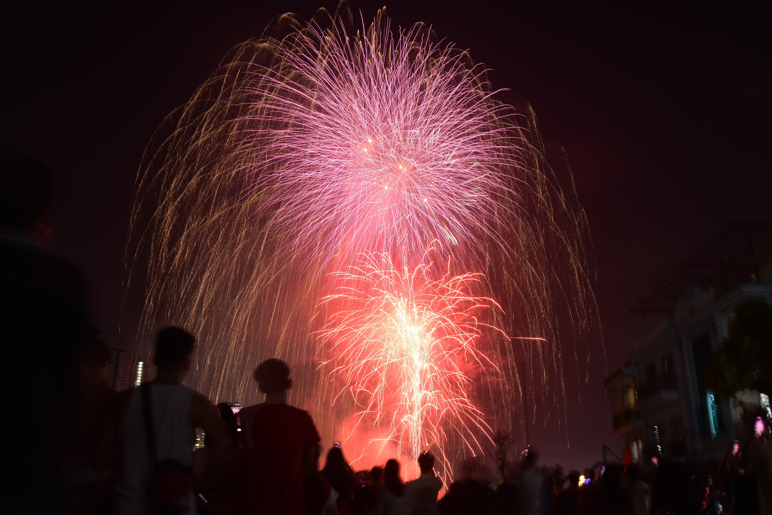 Pháo hoa rực sáng trên bầu trời Hà Nội tối 2/9, người dân đổ xô ra đường ngắm nhìn- Ảnh 20.