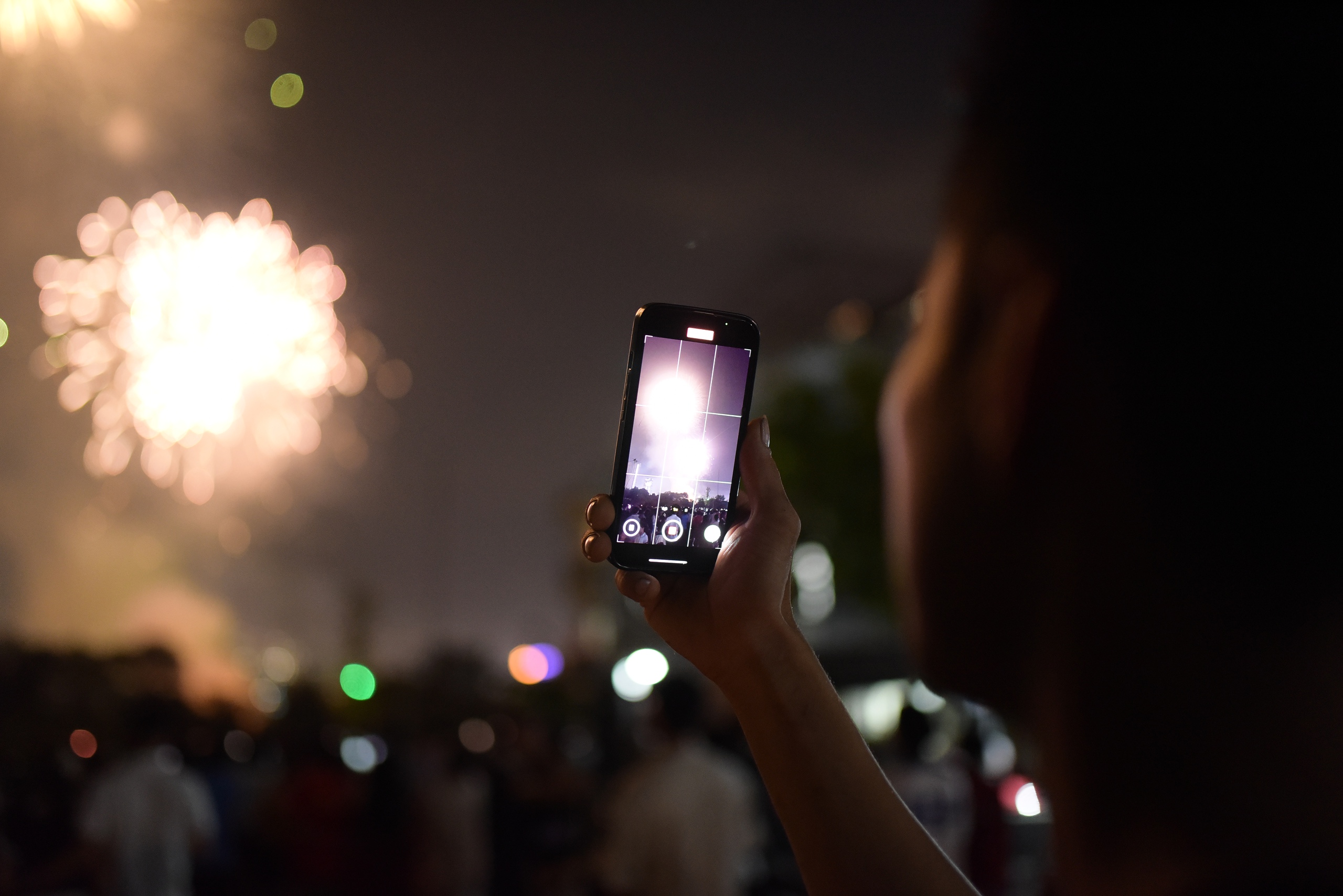 Pháo hoa rực sáng trên bầu trời Hà Nội tối 2/9, người dân đổ xô ra đường ngắm nhìn- Ảnh 21.