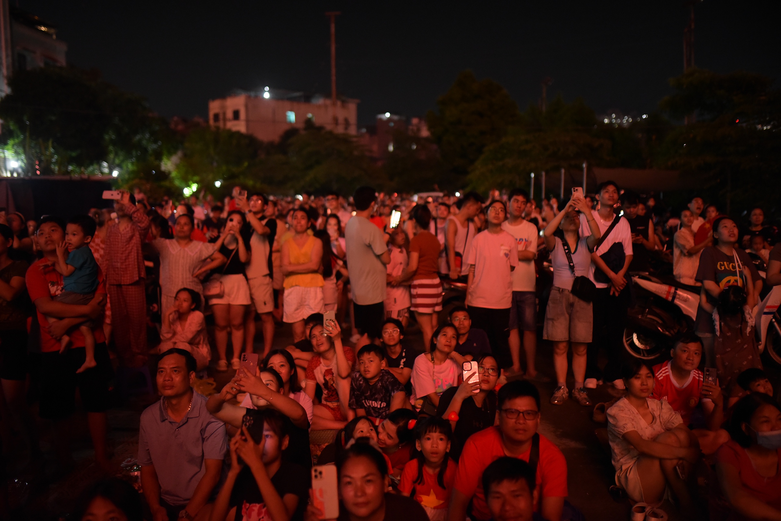 Pháo hoa rực sáng trên bầu trời Hà Nội tối 2/9, người dân đổ xô ra đường ngắm nhìn- Ảnh 24.