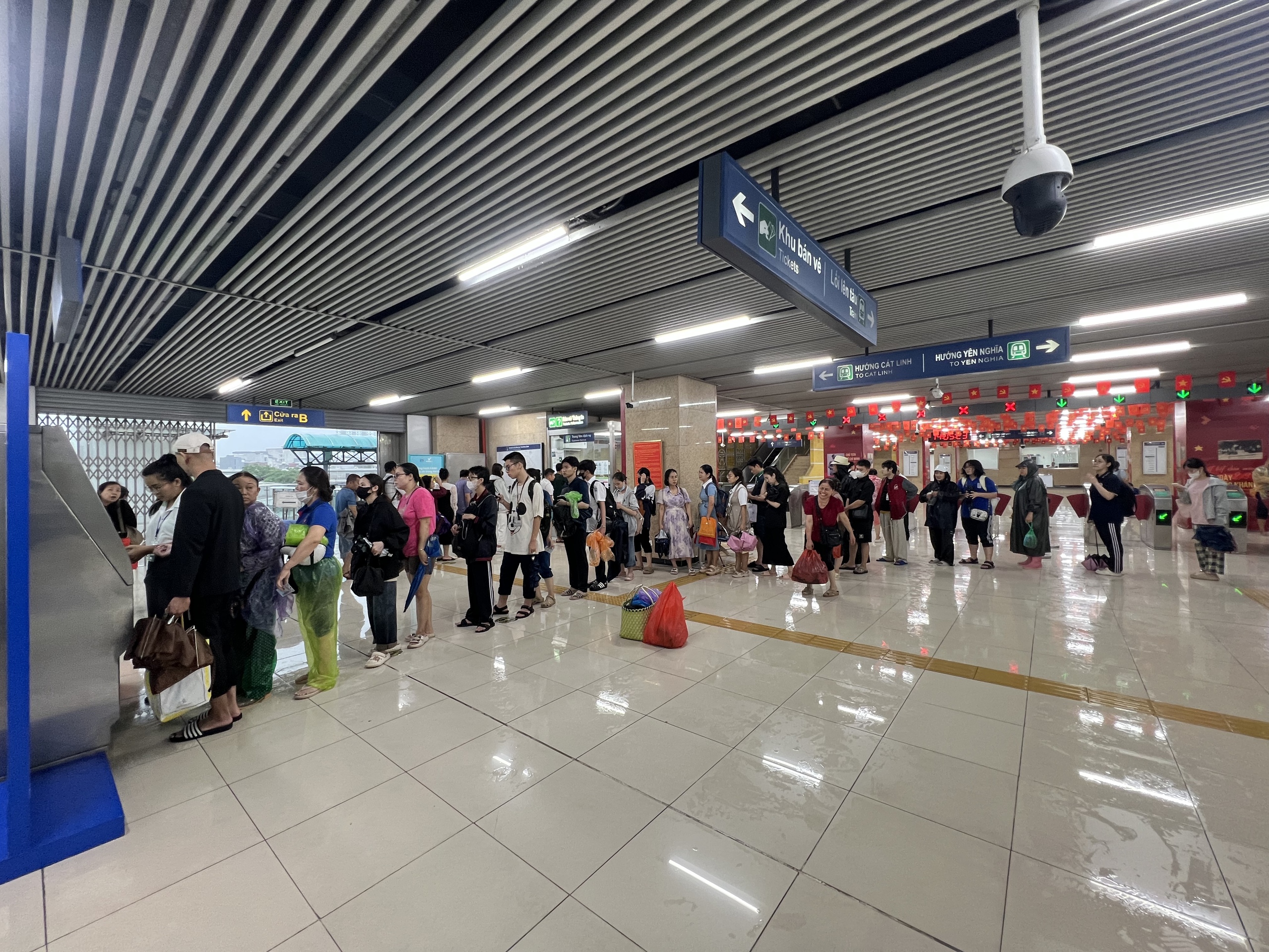 Hà Nội hôm nay: Mưa ngập kinh hoàng khắp nơi!- Ảnh 18. Hà Nội hôm nay: Mưa ngập kinh hoàng khắp nơi!- Ảnh 18.