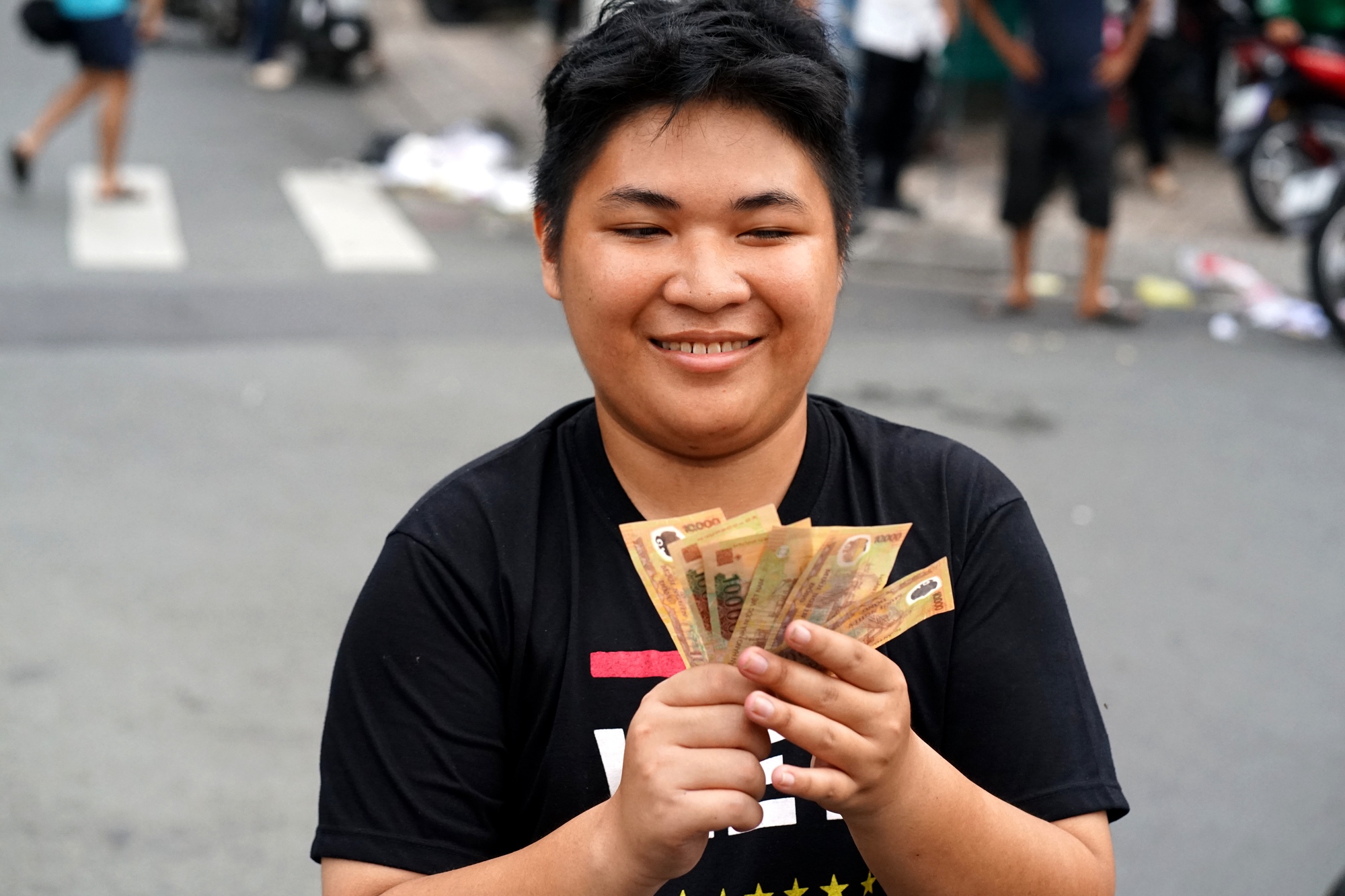 Cảnh tượng khó tin khi hàng trăm thanh niên vác vợt, gậy.... ùa ra giữa đường ở Chợ Lớn- Ảnh 7.