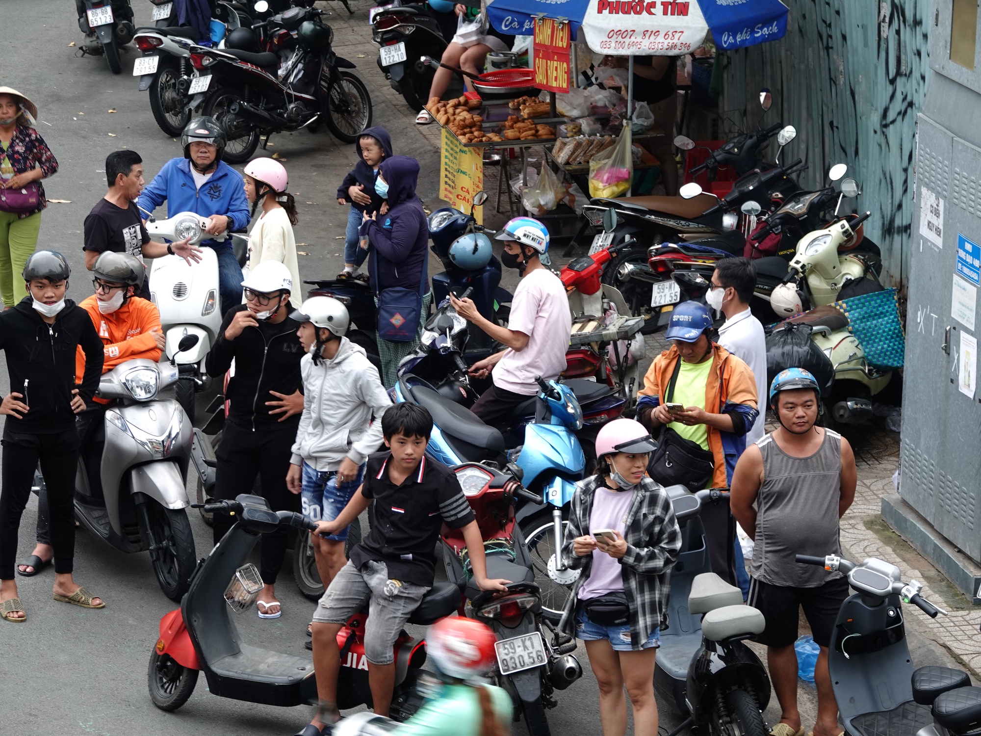 Cảnh tượng khó tin khi hàng trăm thanh niên vác vợt, gậy.... ùa ra giữa đường ở Chợ Lớn- Ảnh 1.