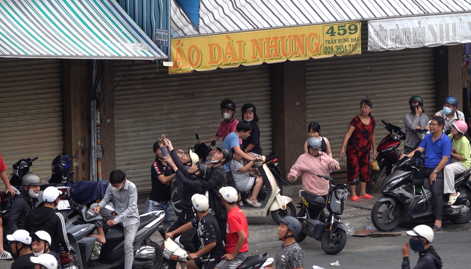 Cảnh tượng khó tin khi hàng trăm thanh niên vác vợt, gậy.... ùa ra giữa đường ở Chợ Lớn- Ảnh 2.