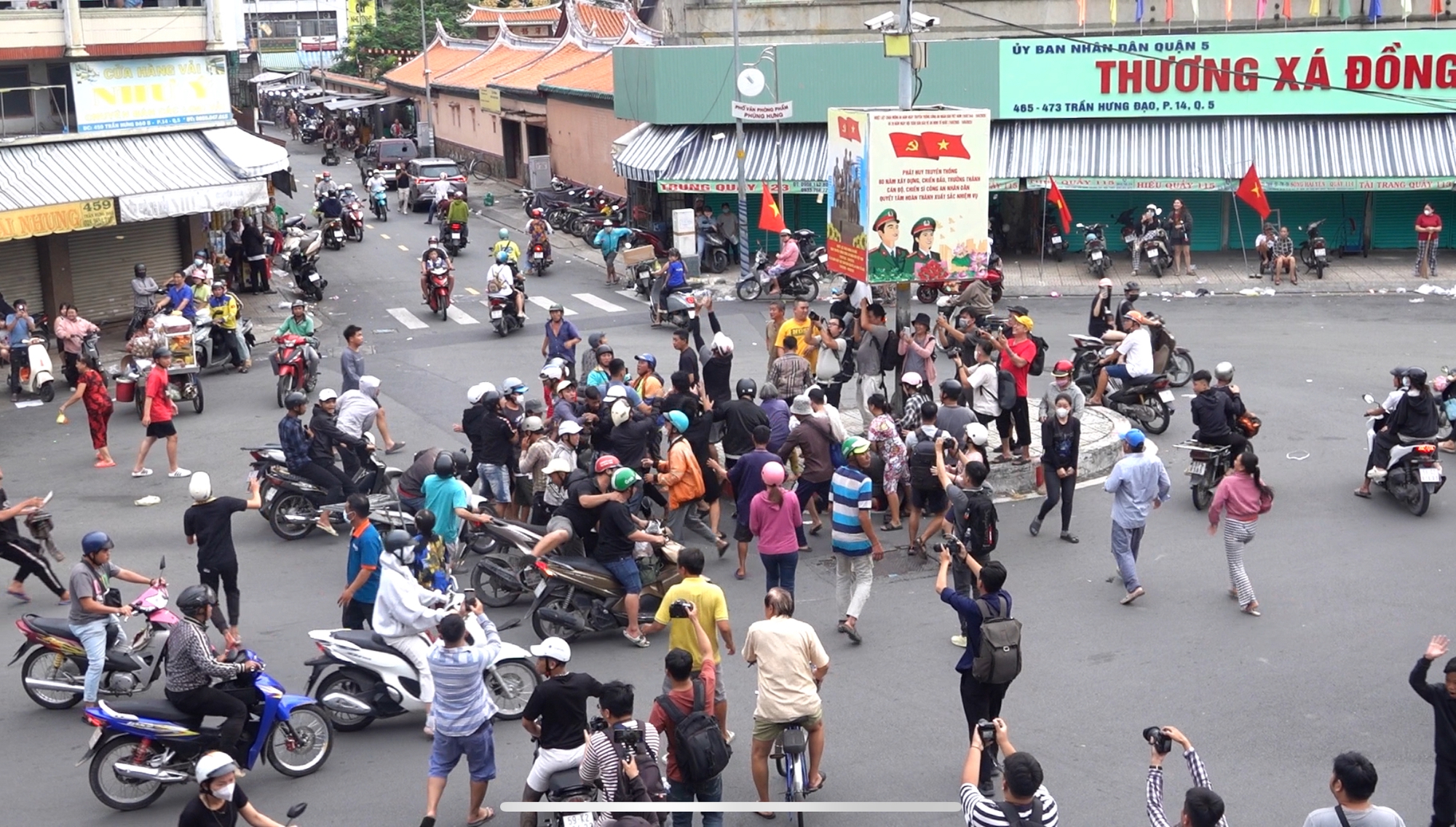 Cảnh tượng khó tin khi hàng trăm thanh niên vác vợt, gậy.... ùa ra giữa đường ở Chợ Lớn- Ảnh 5.