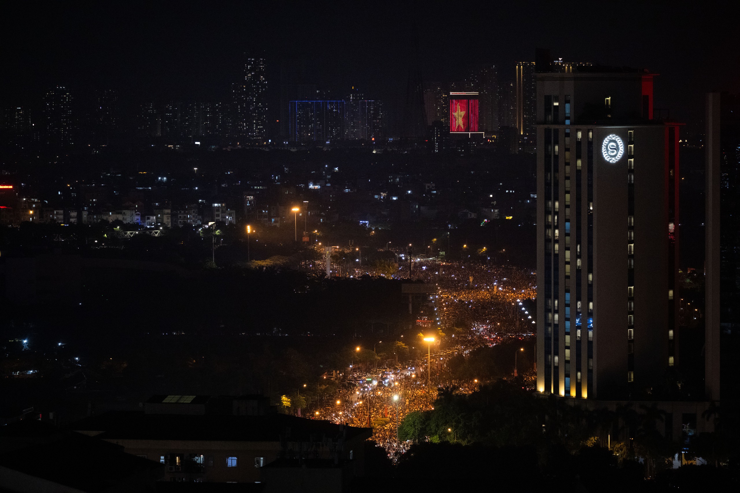 Pháo hoa rực sáng trên bầu trời Hà Nội tối 2/9, người dân đổ xô ra đường ngắm nhìn- Ảnh 27.