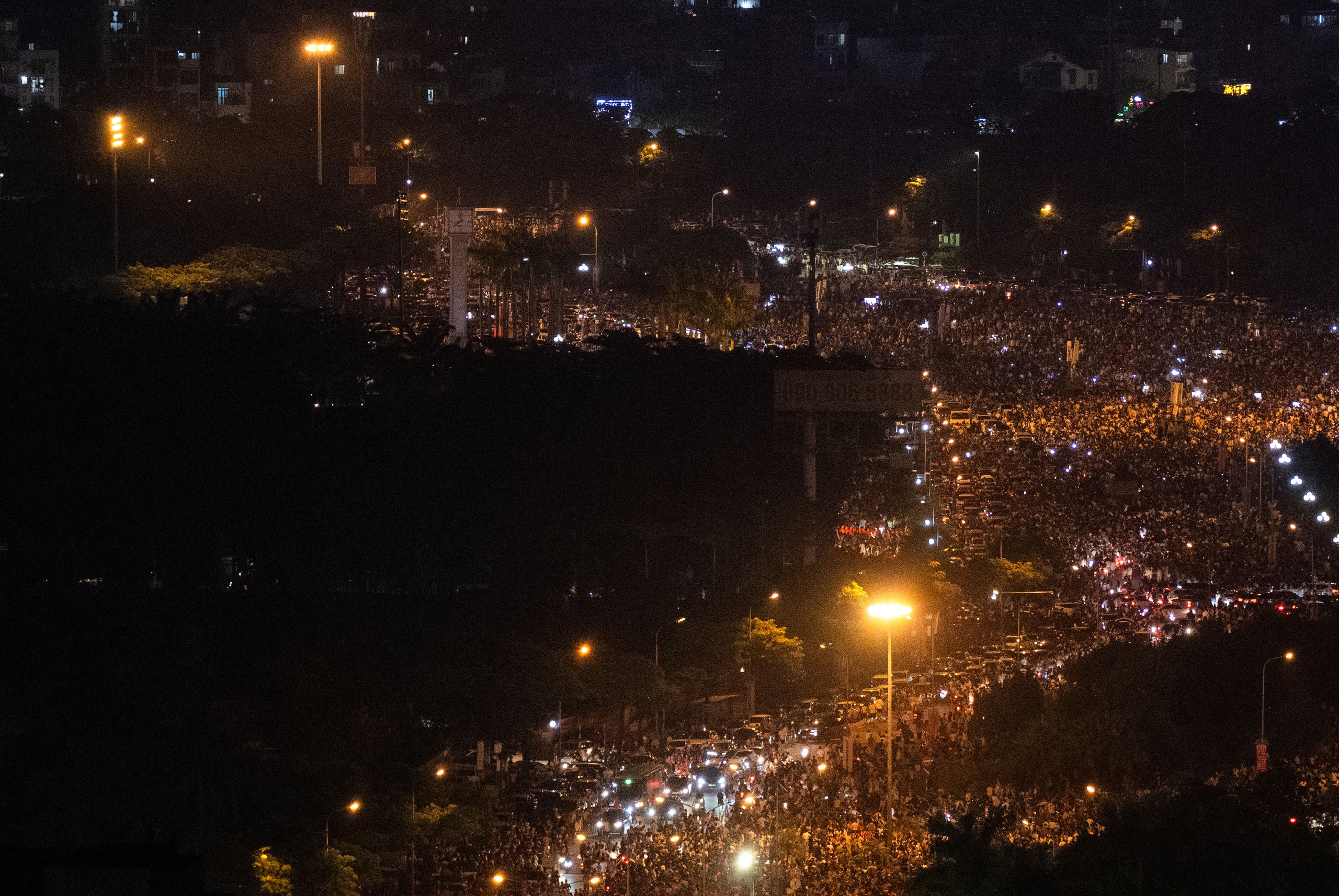 Pháo hoa rực sáng trên bầu trời Hà Nội tối 2/9, người dân đổ xô ra đường ngắm nhìn- Ảnh 28.