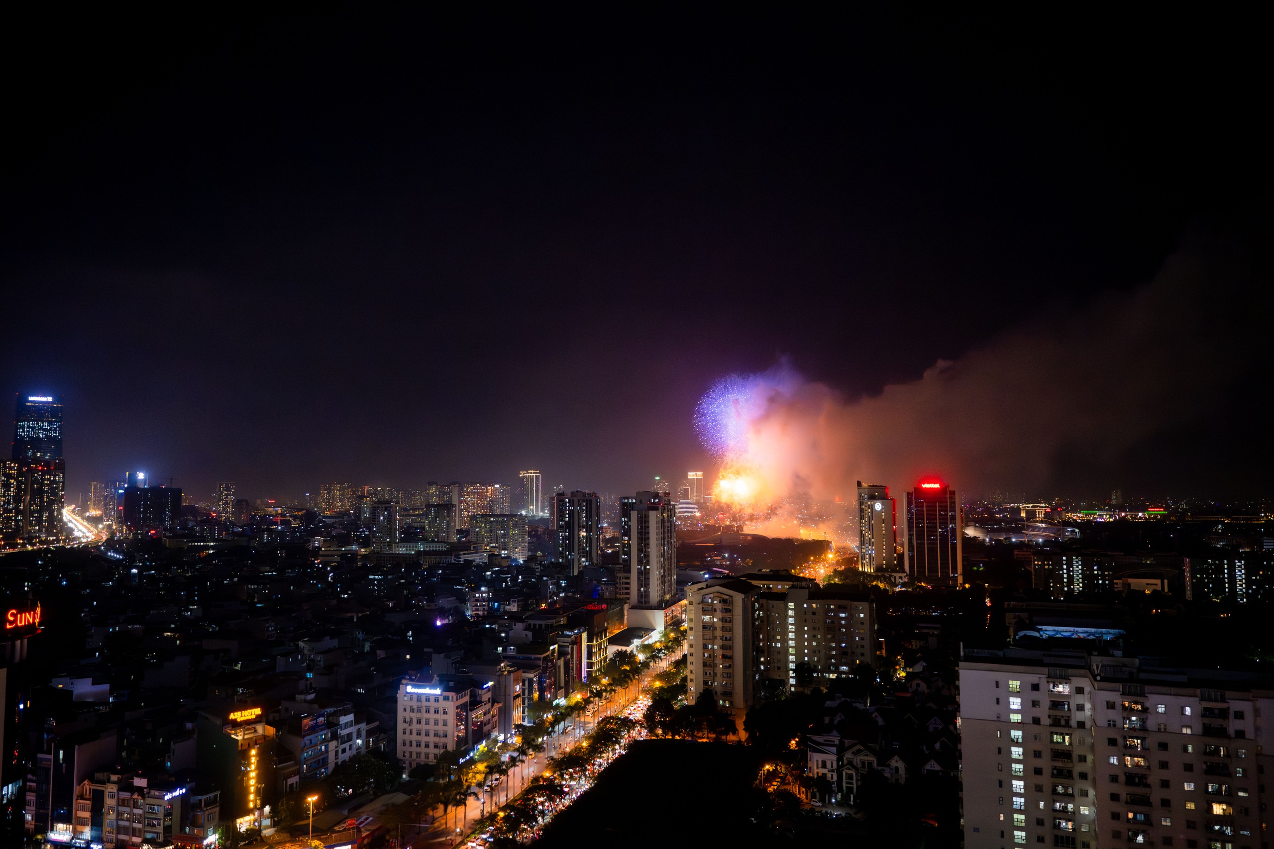 Pháo hoa rực sáng trên bầu trời Hà Nội tối 2/9, người dân đổ xô ra đường ngắm nhìn- Ảnh 1.