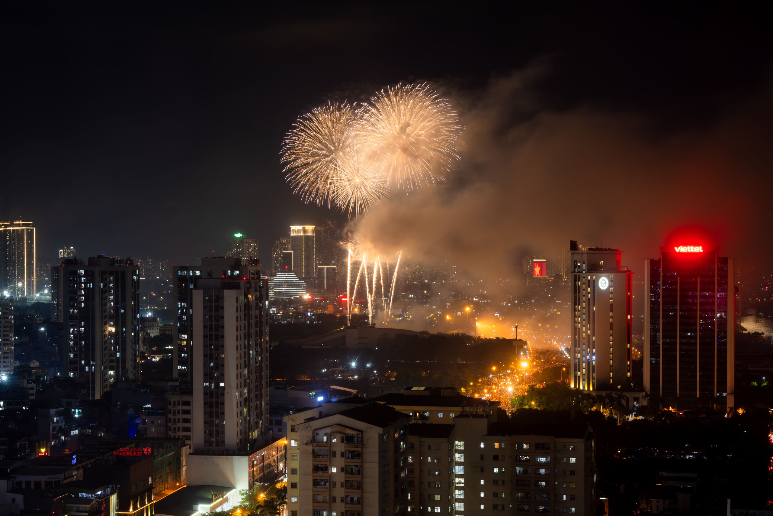 Pháo hoa rực sáng trên bầu trời Hà Nội tối 2/9, người dân đổ xô ra đường ngắm nhìn- Ảnh 2.