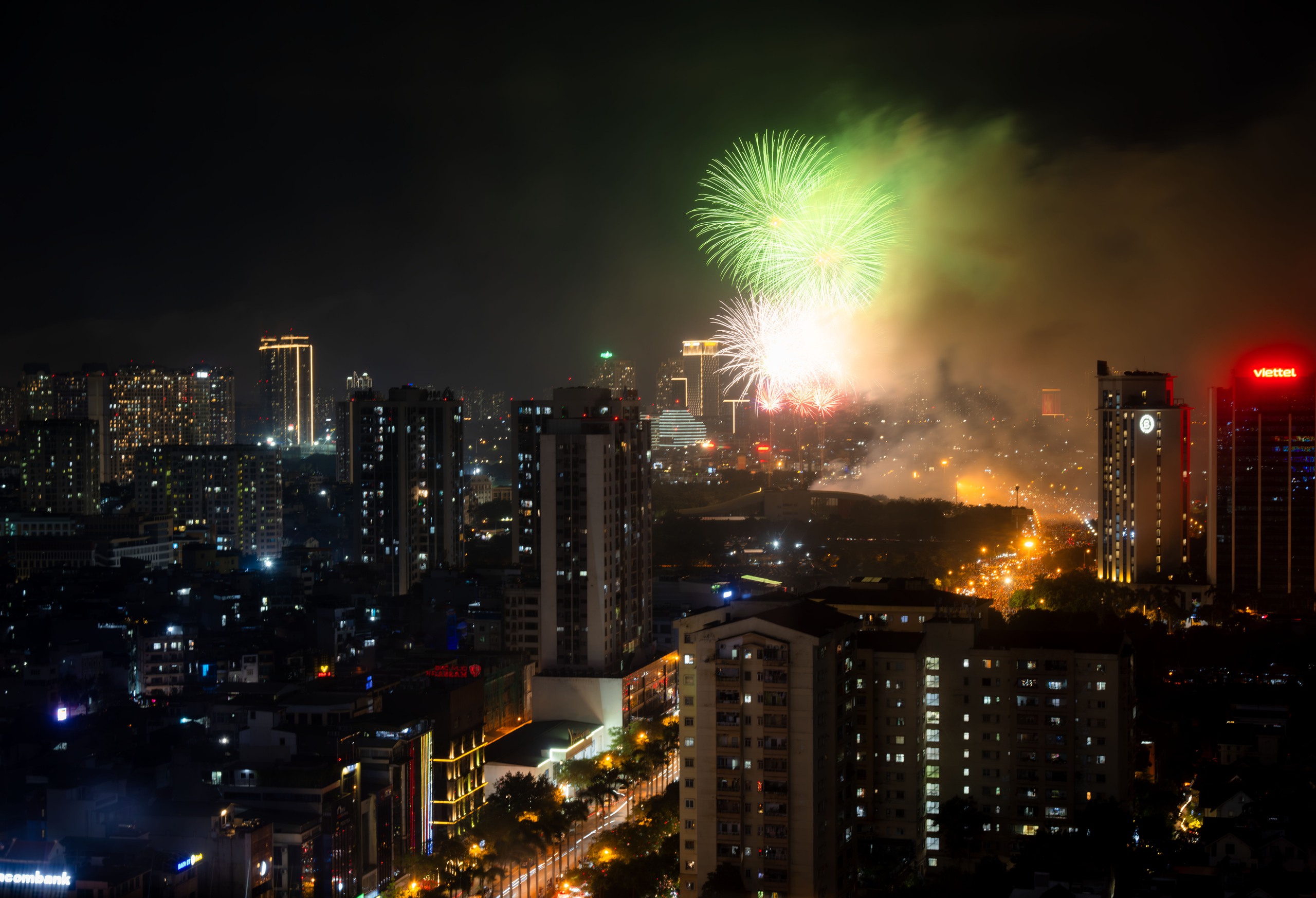 Pháo hoa rực sáng trên bầu trời Hà Nội tối 2/9, người dân đổ xô ra đường ngắm nhìn- Ảnh 3.