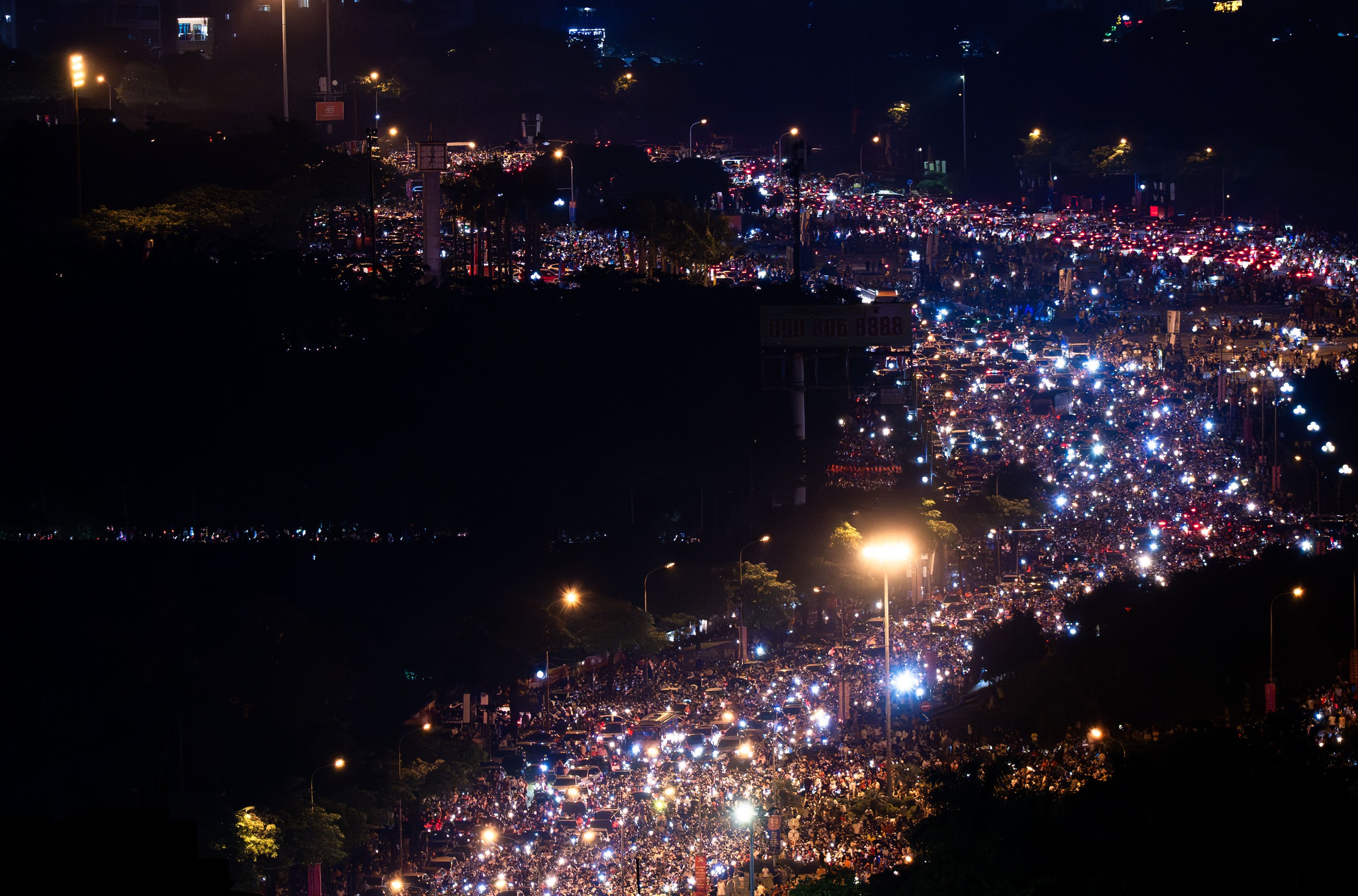 Pháo hoa rực sáng trên bầu trời Hà Nội tối 2/9, người dân đổ xô ra đường ngắm nhìn- Ảnh 4.