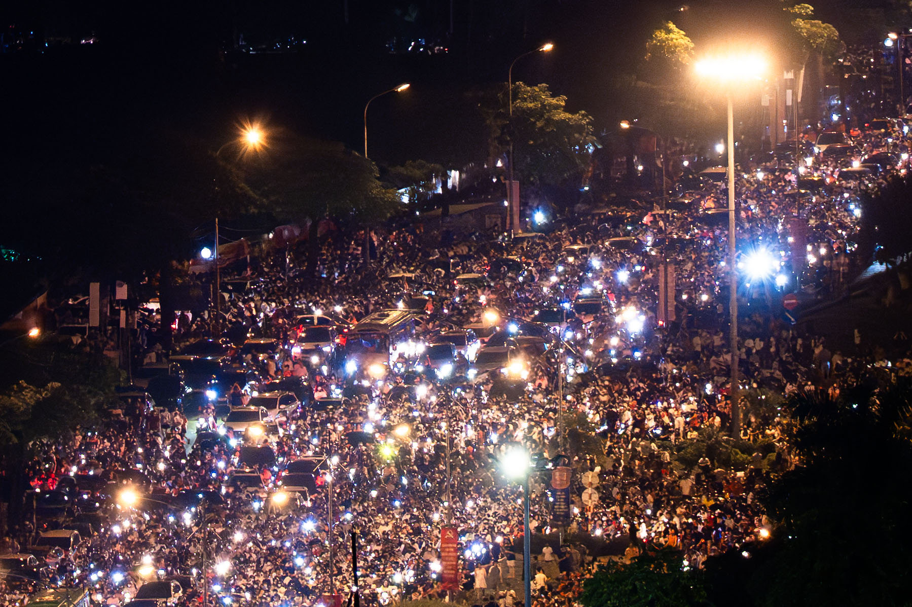 Pháo hoa rực sáng trên bầu trời Hà Nội tối 2/9, người dân đổ xô ra đường ngắm nhìn- Ảnh 5.