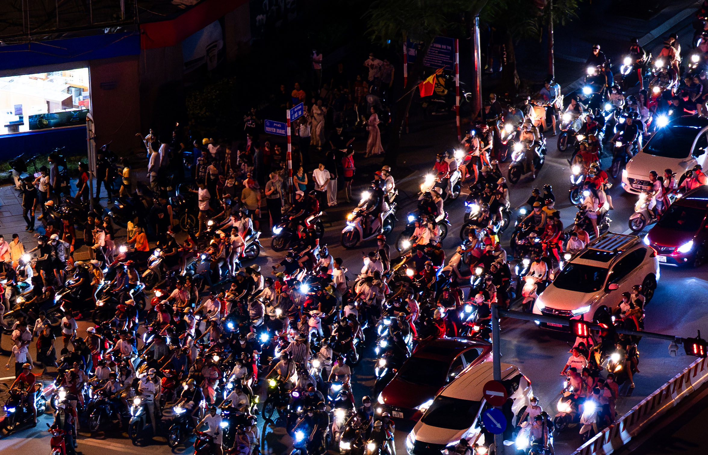 Pháo hoa rực sáng trên bầu trời Hà Nội tối 2/9, người dân đổ xô ra đường ngắm nhìn- Ảnh 6.