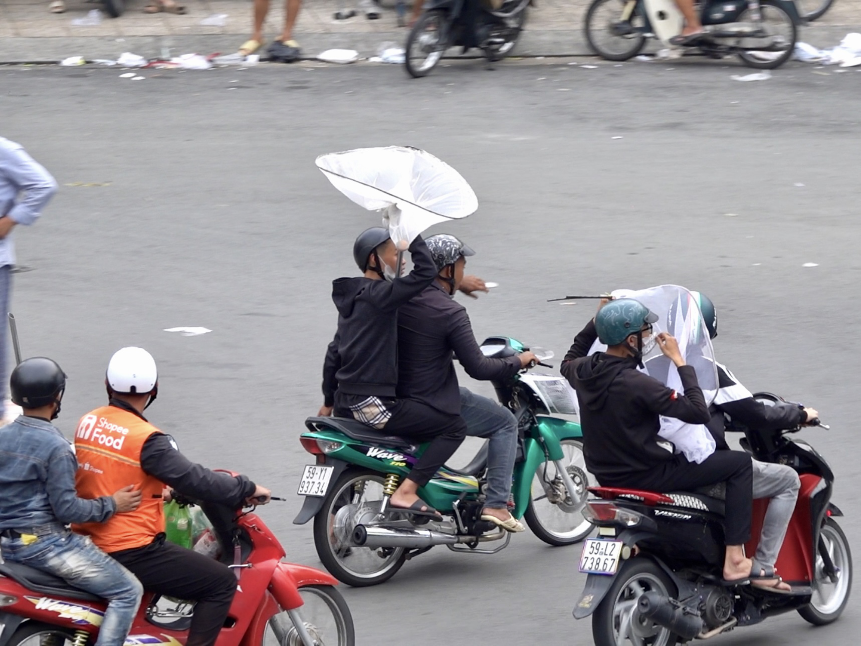 Cảnh tượng khó tin khi hàng trăm thanh niên vác vợt, gậy.... ùa ra giữa đường ở Chợ Lớn- Ảnh 4.