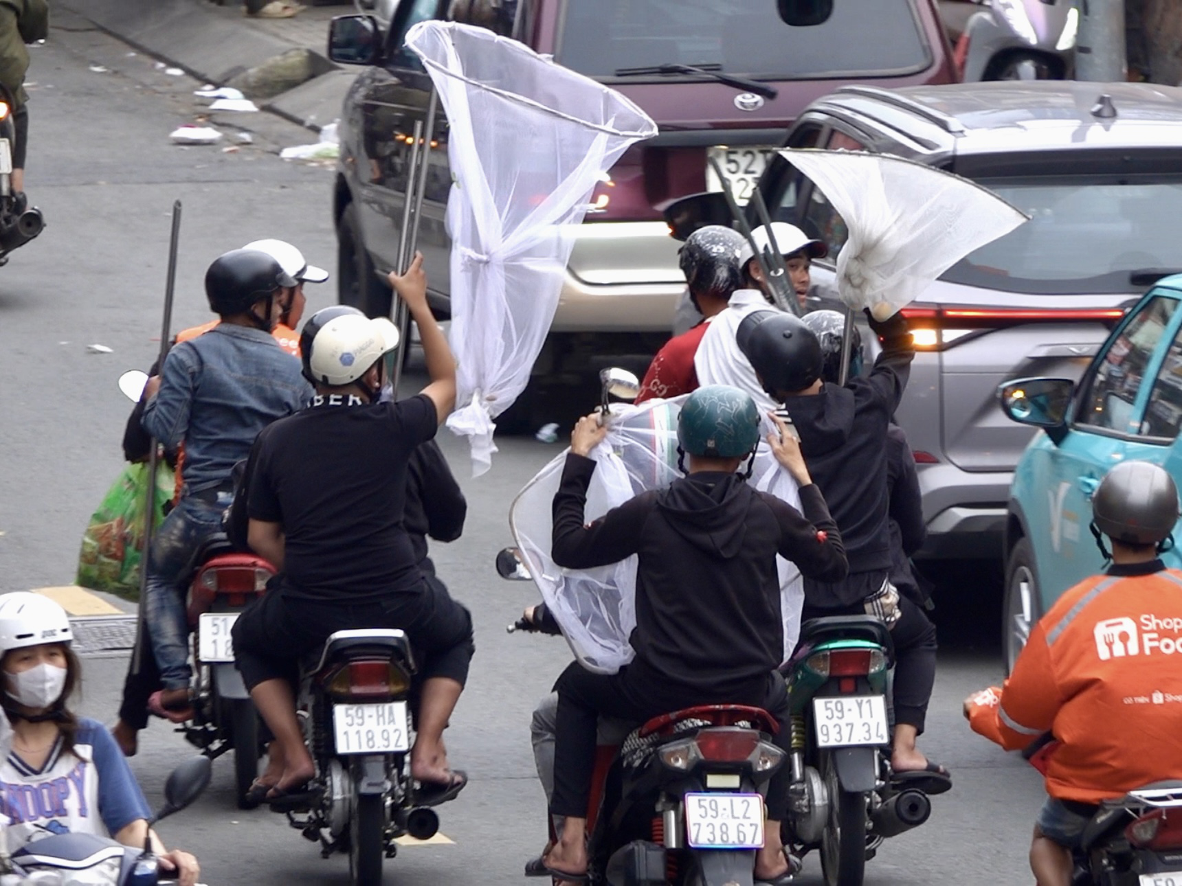 Cảnh tượng khó tin khi hàng trăm thanh niên vác vợt, gậy.... ùa ra giữa đường ở Chợ Lớn- Ảnh 3.