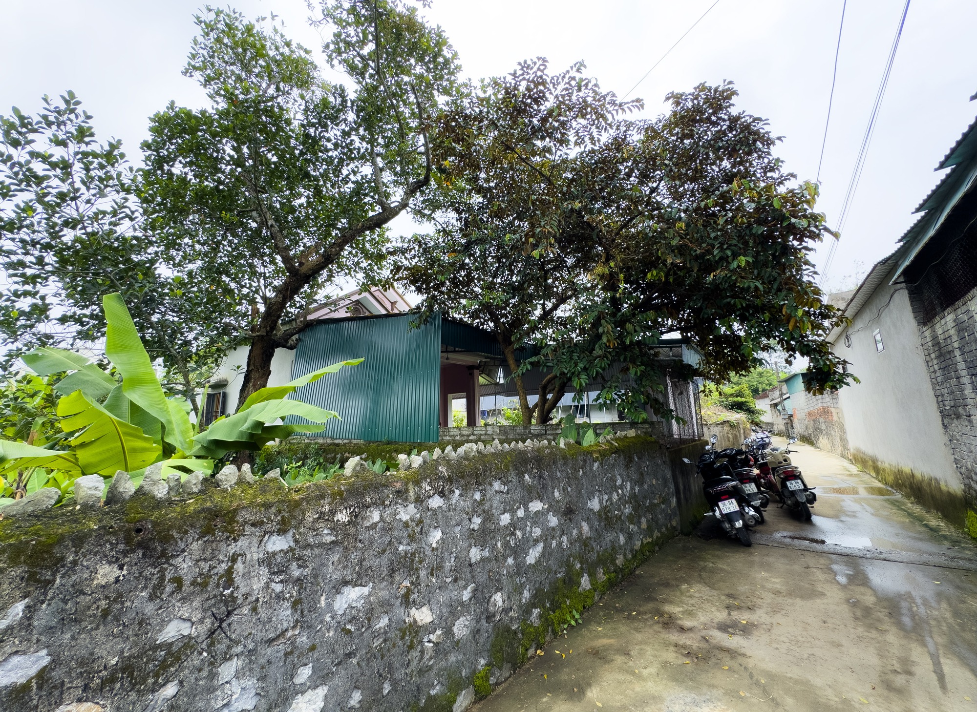 Tang thương tại thôn xóm nơi bé gái 8 tuổi bị anh họ sát hại: Lời nghẹn đắng của bố nạn nhân, hàng xóm tiết lộ điều không ngờ về nghi phạm- Ảnh 4.