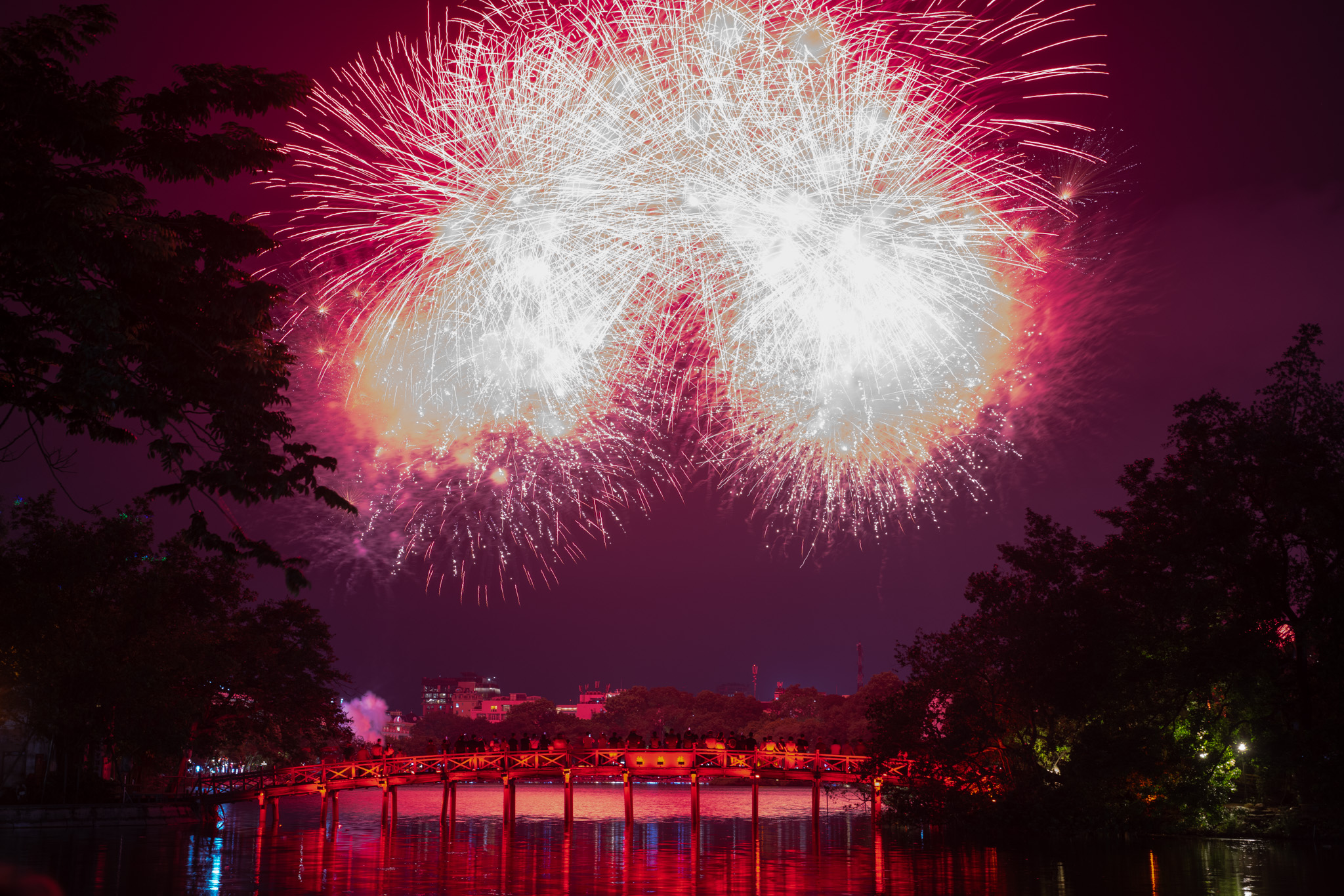 Pháo hoa rực sáng trên bầu trời Hà Nội tối 2/9, người dân đổ xô ra đường ngắm nhìn- Ảnh 7.