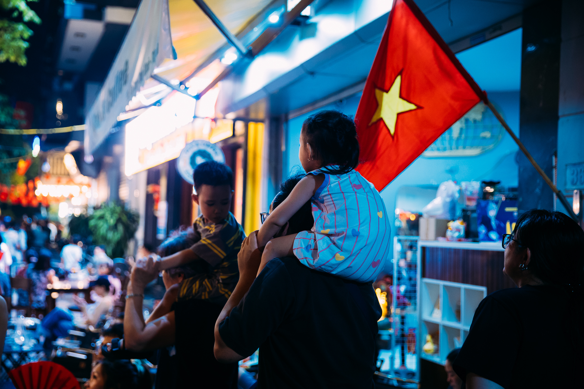 Pháo hoa rực sáng trên bầu trời Hà Nội tối 2/9, người dân đổ xô ra đường ngắm nhìn- Ảnh 12.